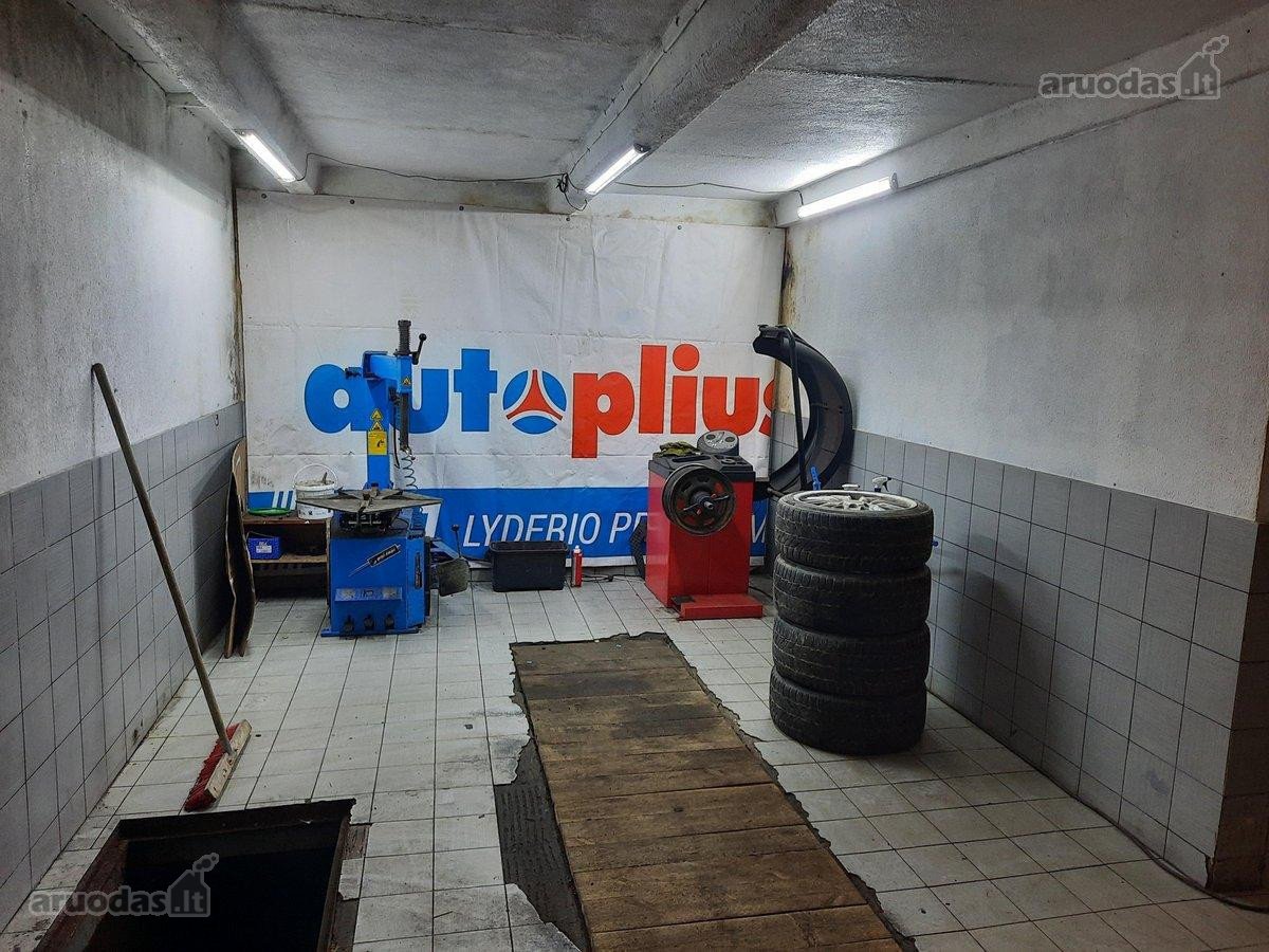 Viršuje 77m2 + 63m2 rusyje. Garaže yra