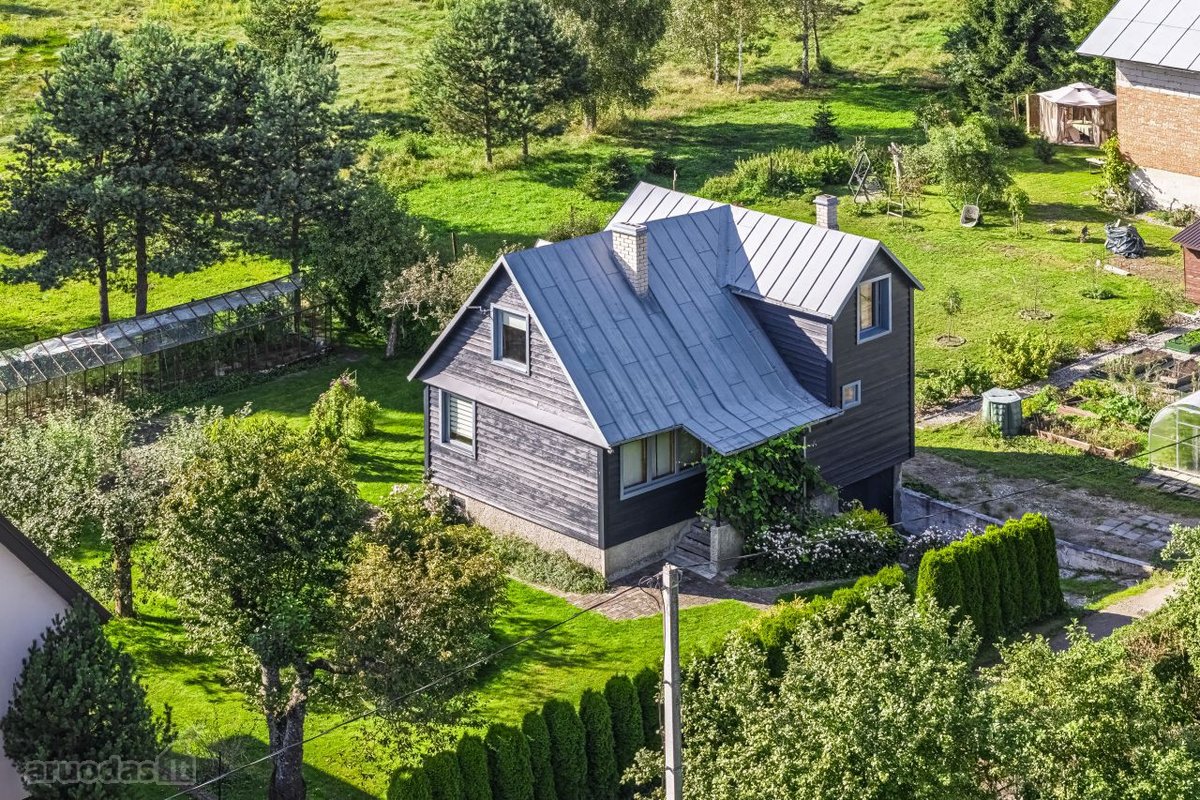 Sodo namas su išpuoselėtu žemės sklypų