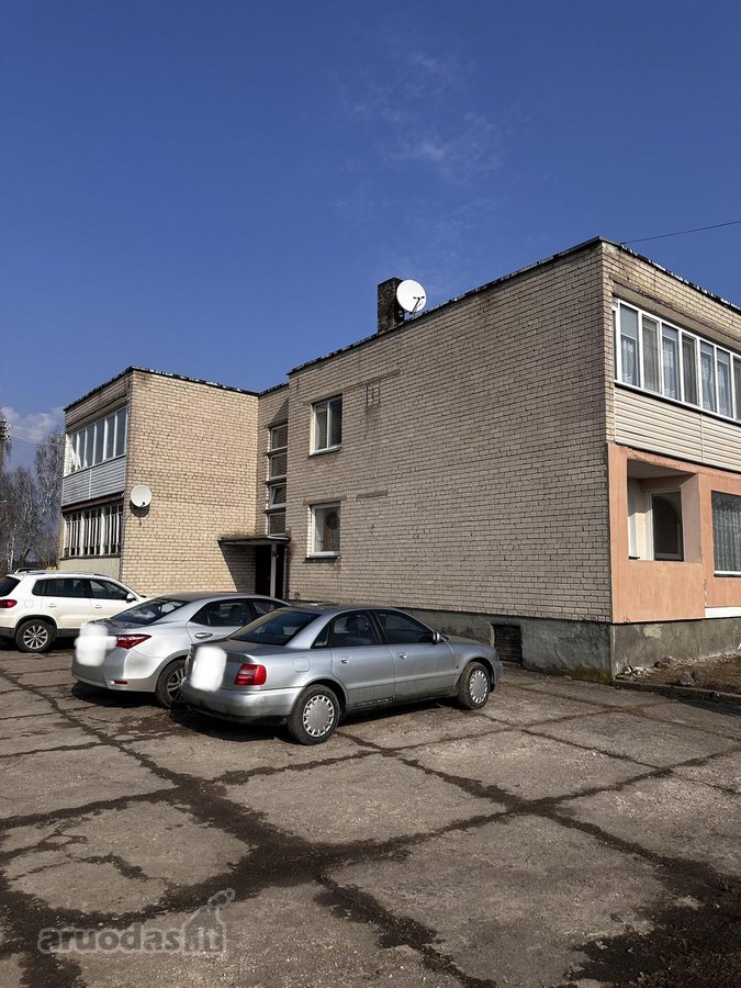 Butas yra labai ramioje vietoje, apie 0.5 km