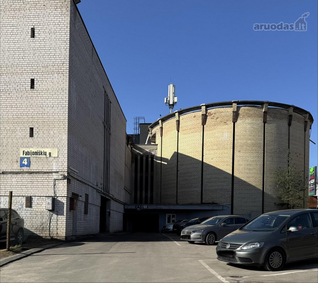 Garažas trečiame aukšte.