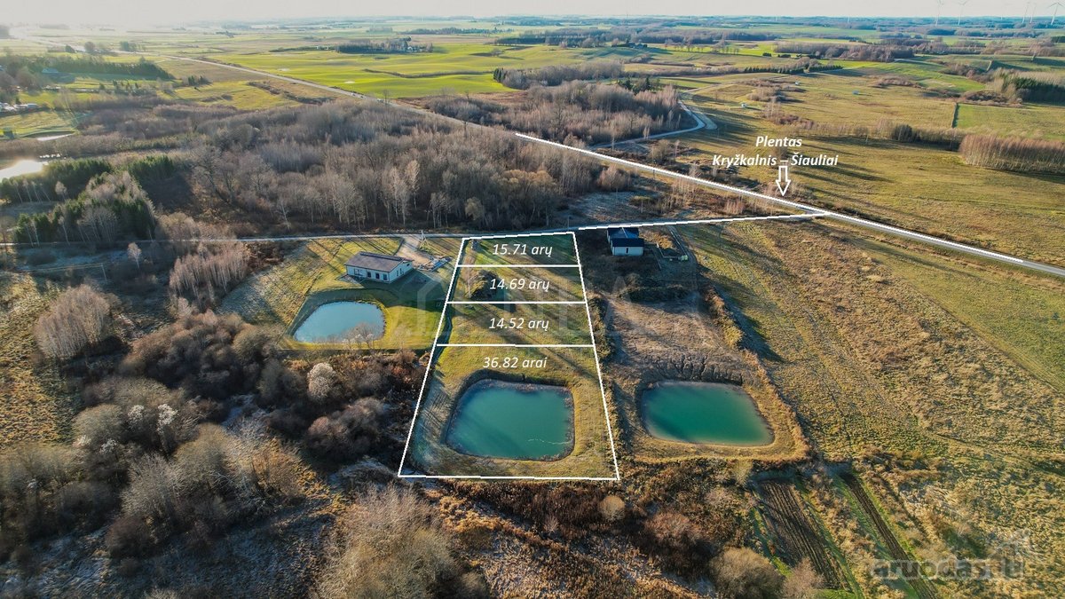 Parduodami keturi tarpusavyje besiribojantys