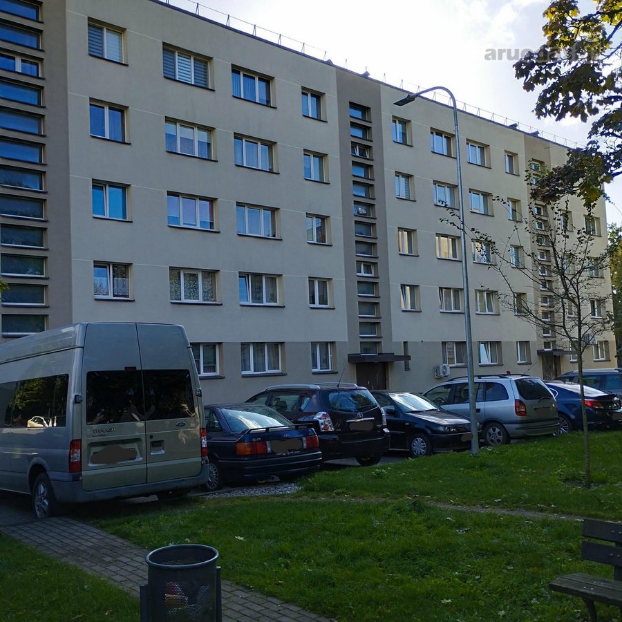 Butas parduodamas kartu su garažu kieme.