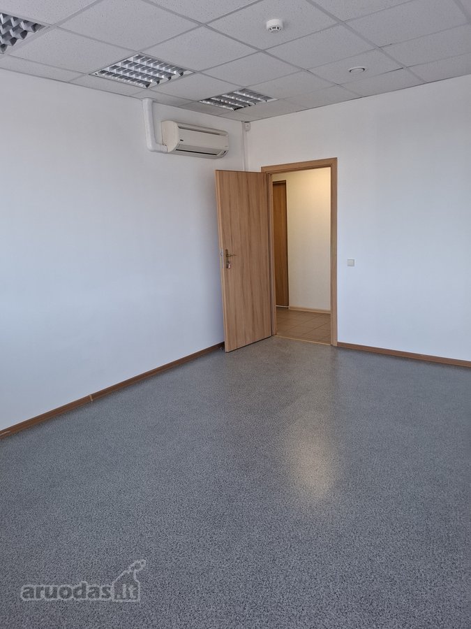 Prie pastato nemokama automobilių stovėjimo - nuotraukos Nr. 2