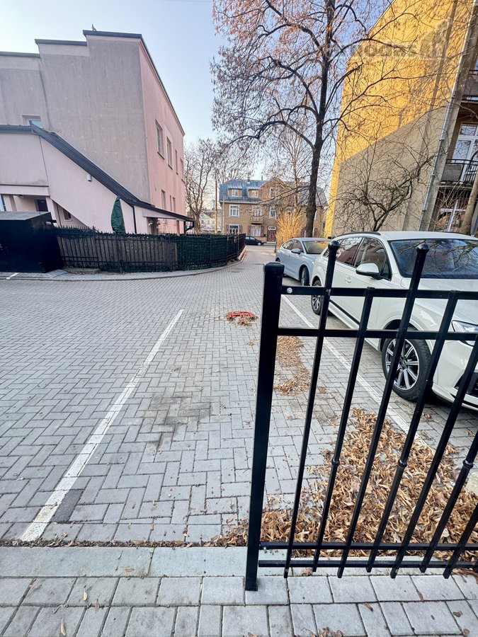 Nuomojamos parkavimo vietos privačiame kieme.