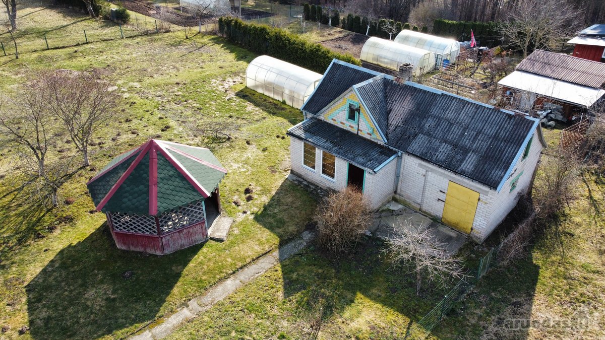 Parduodamas Sodo Namas Ramioje Vietoje, Šalia