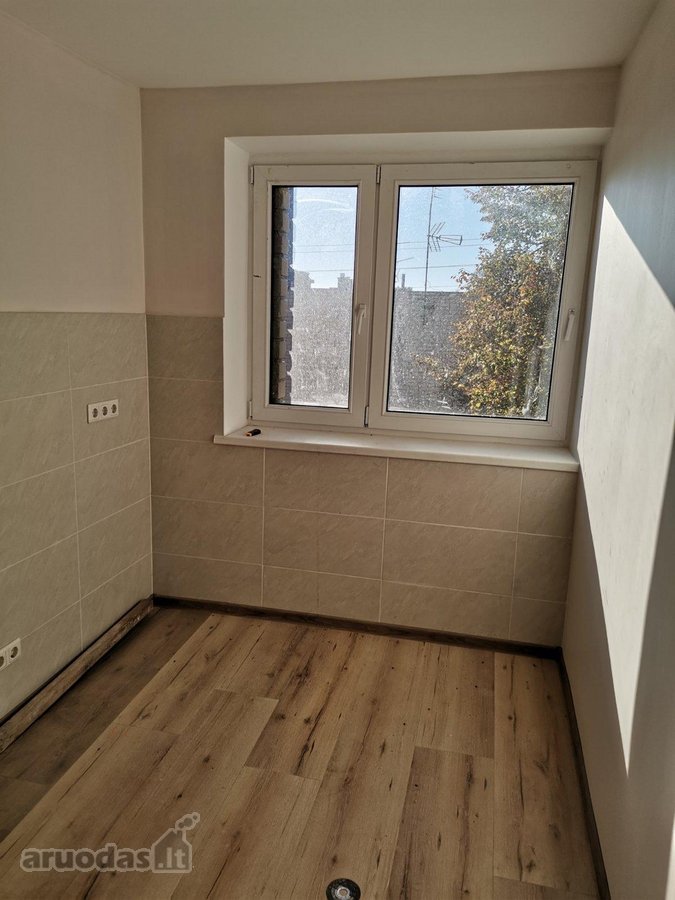 Parduodamas 2 kambarių butas su rūsiu