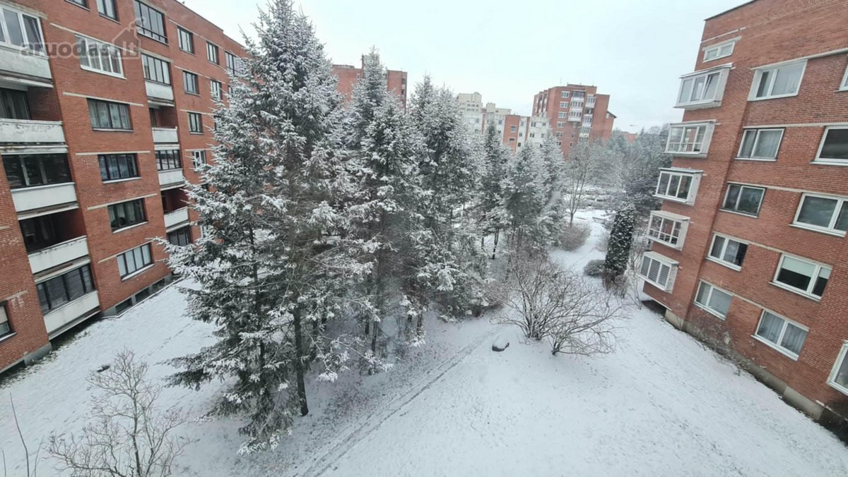 Parduodamas dviejų kambariu butas, langai į