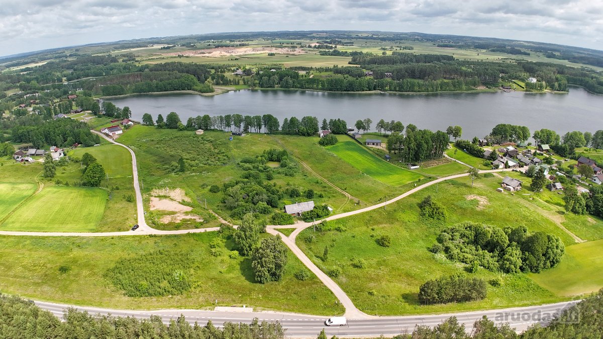 Trakų rajone, ant Margio ežero kranto,