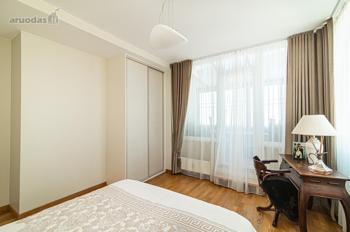 Parduodamas nestandartinis šviesus 4 kambarių - nuotraukos Nr. 16