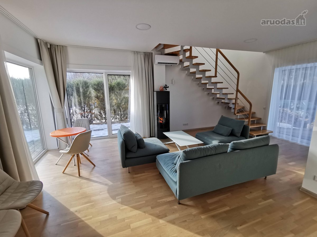 Įrengtas kotedžas 91 m² su terasomis, sodu ir