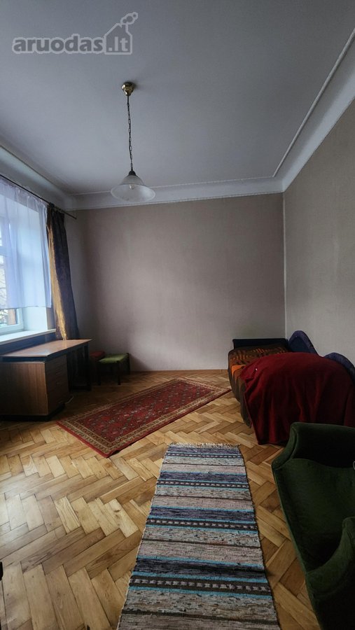 Nuomoju viena kambari centre triju kambariu