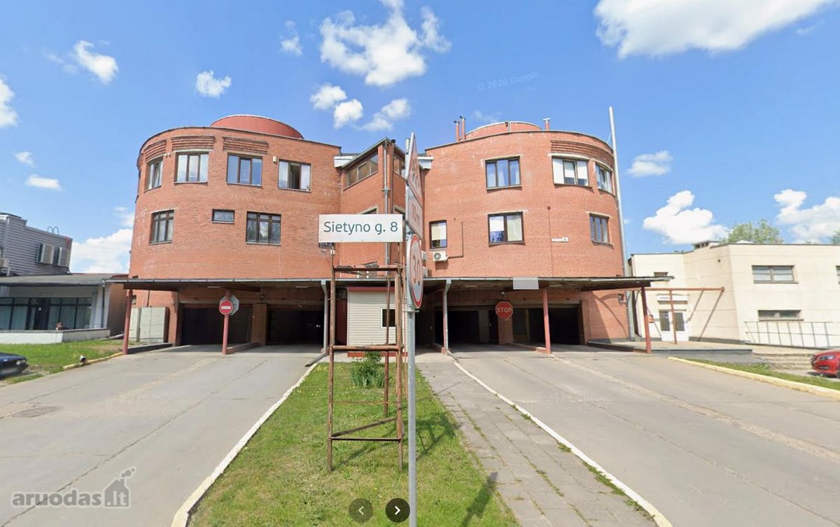 Garažas randasi prie pat vakarinio aplinkelio.