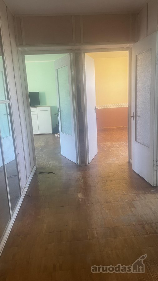 Dviejų kambarių butas su balkonu, tamsiu