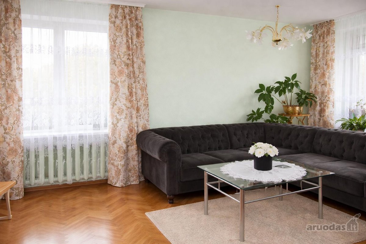 Erdvus 3 kamb. butas su garažu, rūsiu ir sodu