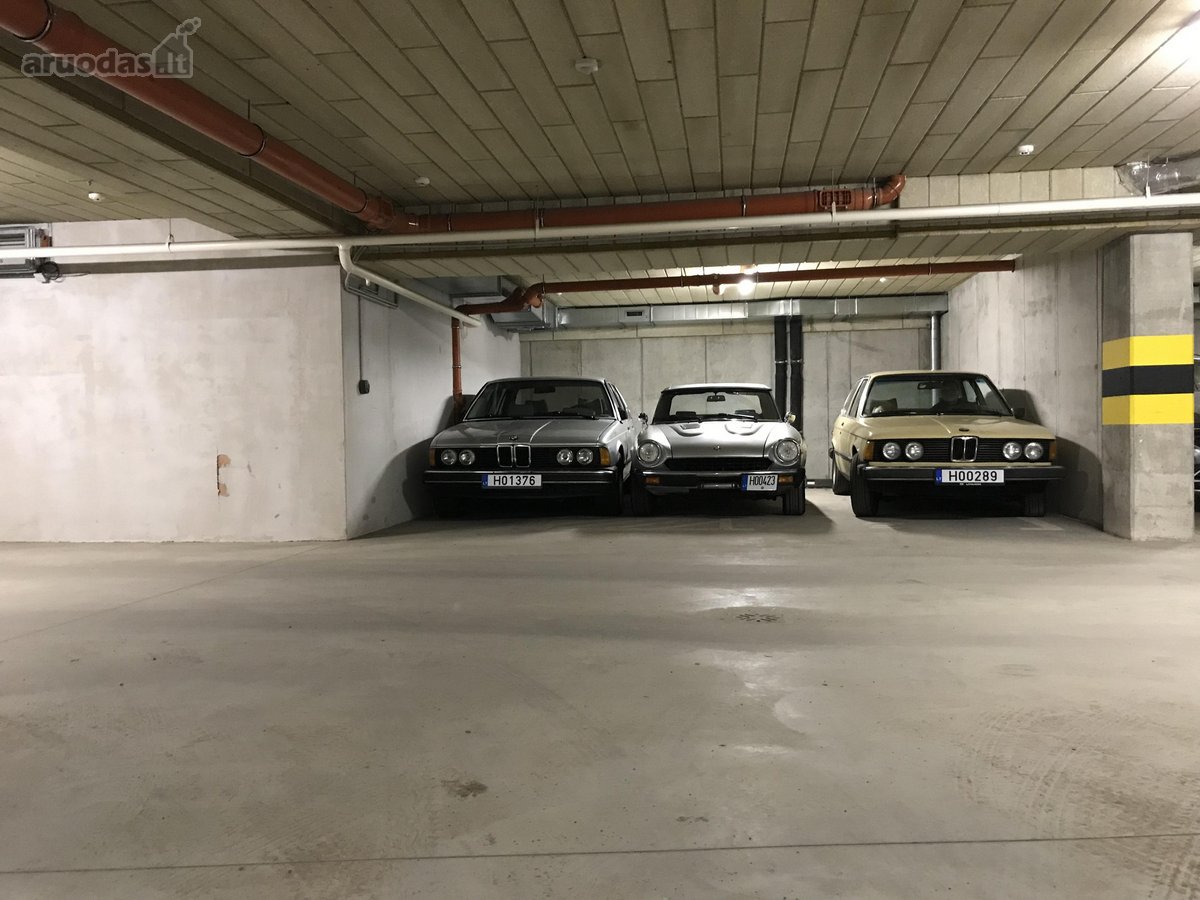 Parduodama plati dvieju automobiliu stovejimo