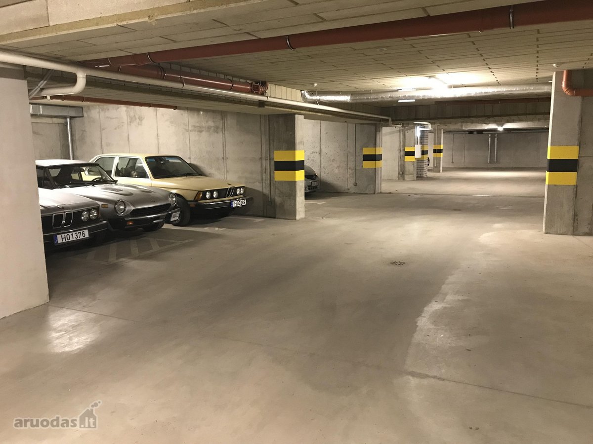 Parduodama plati dvieju automobiliu stovejimo - nuotraukos Nr. 2