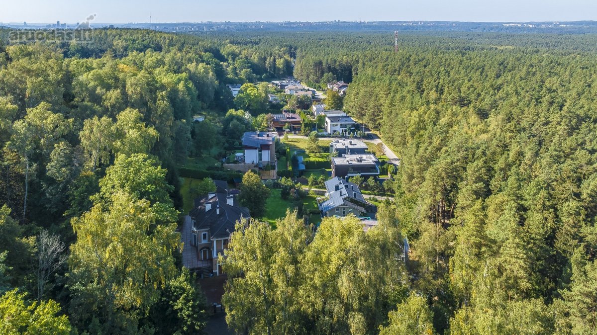 Vos keli šimtai metrų nuo vienos pagrindinių