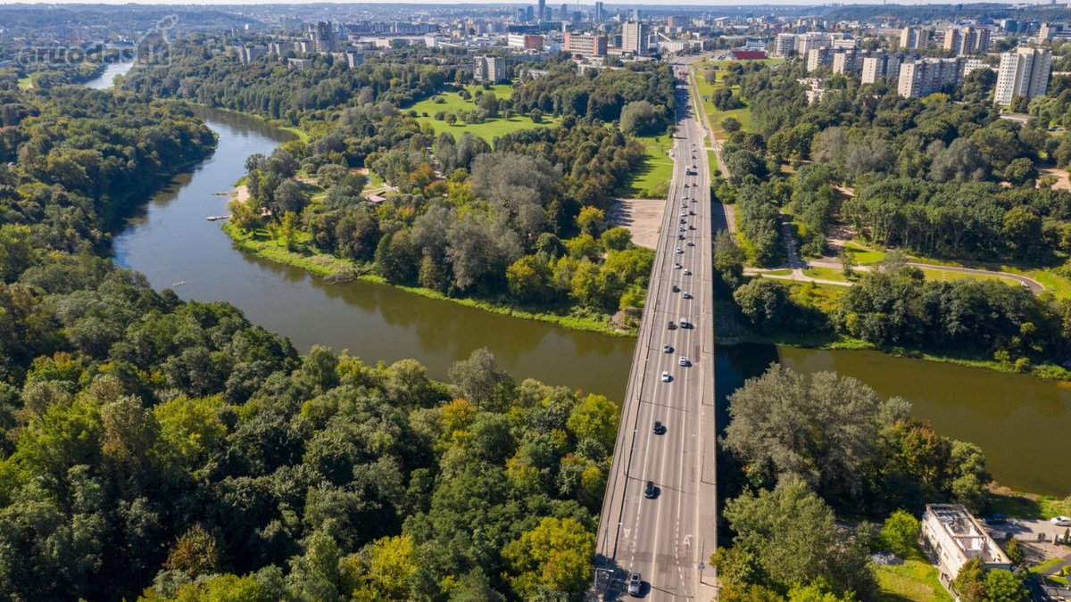 Vienas iš nedaugelio laisvų sklypų viename