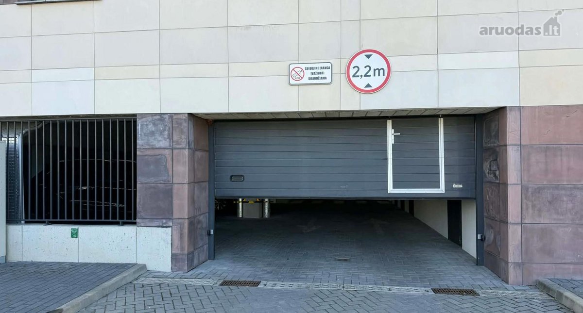 Parduodama parkavimo vieta po namu.