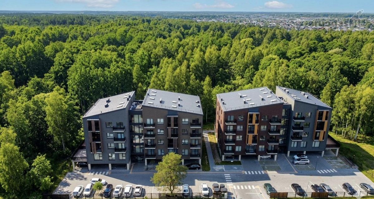 Parduodamas erdvus 4 kambarių butas per 2