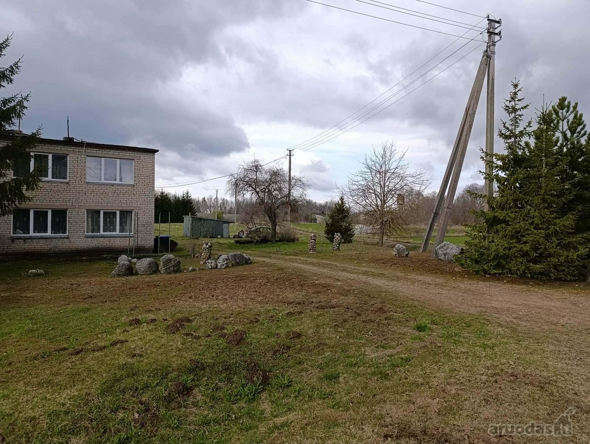 Namas (keturbutis) yra ramioje, nuošalioje