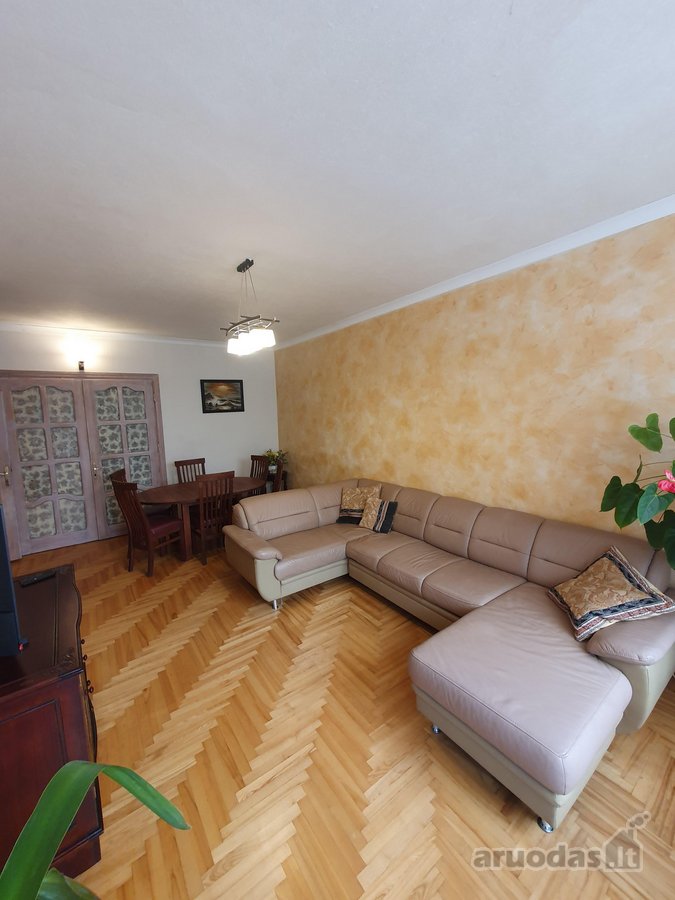 Dainavos mikrorajone, Savanorių prospekte