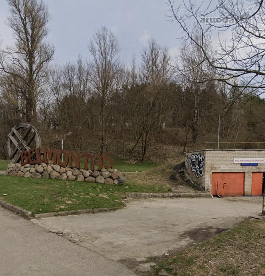 Mūrinis plytųgaražas.