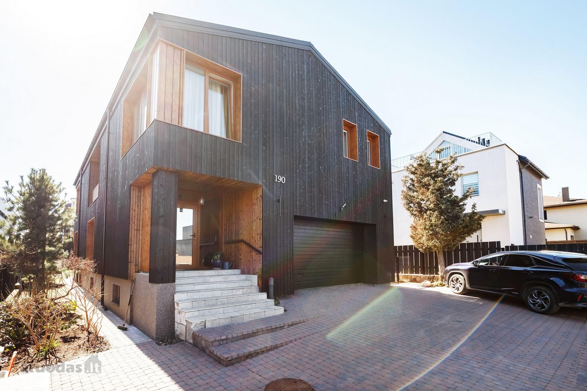 Parduodamas išskirtinis 317 m² namas Ozo