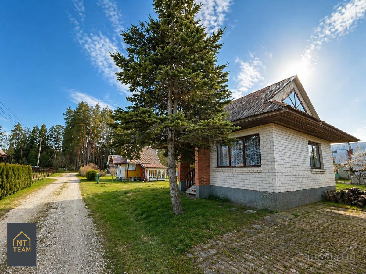 Parduodamas mūrinis sodo namas su sklypu