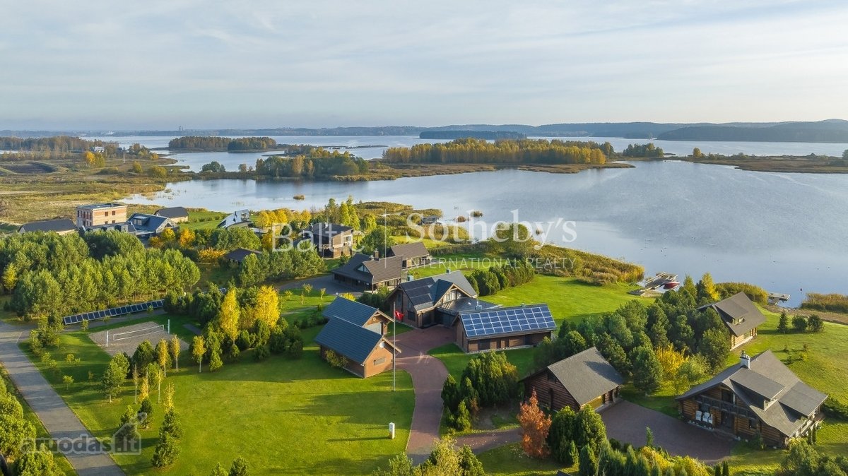 Solidus sklypas ant Elektrėnų marių kranto
