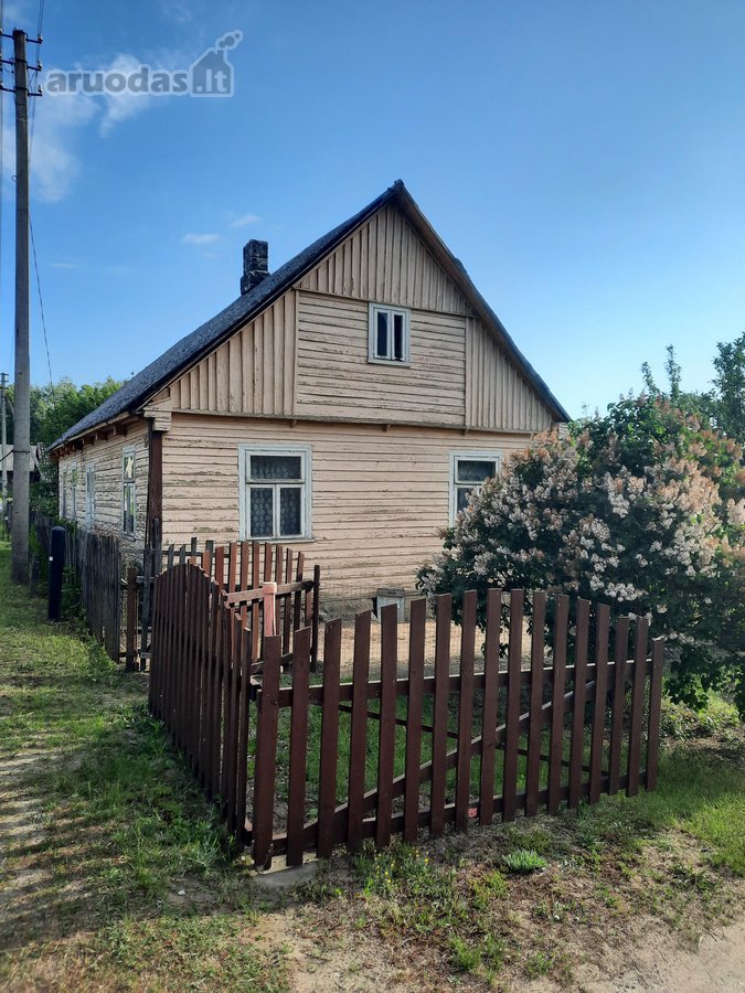 Medinis, dviejų galų namas gražioje, ežerų ir