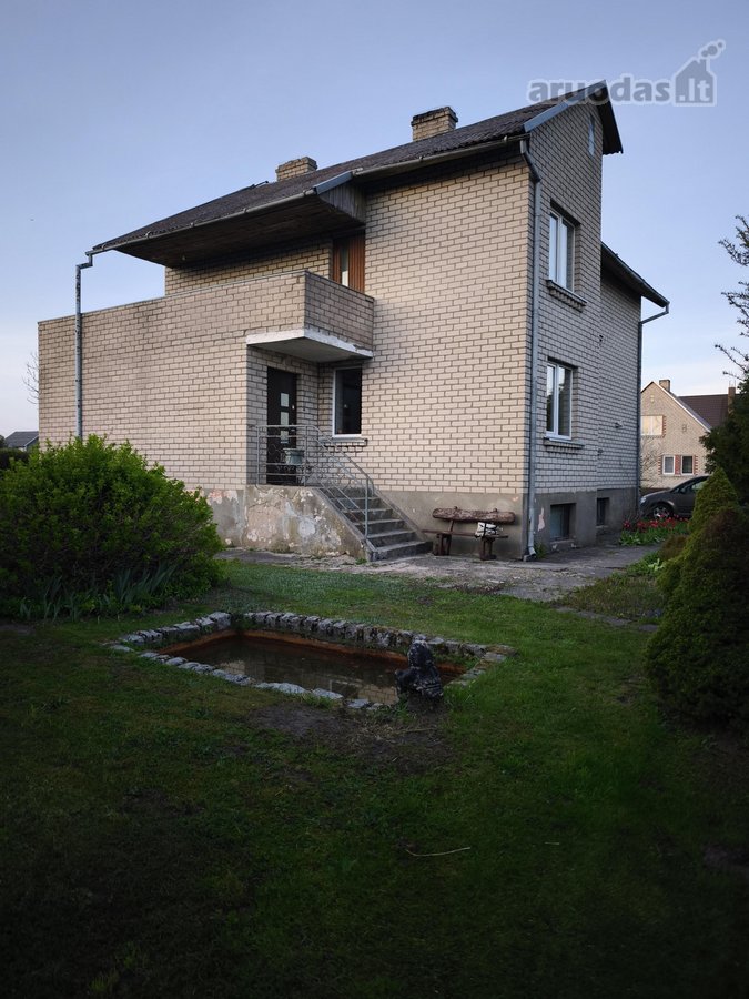 Parduodamas erdvus dviejų aukštų namas