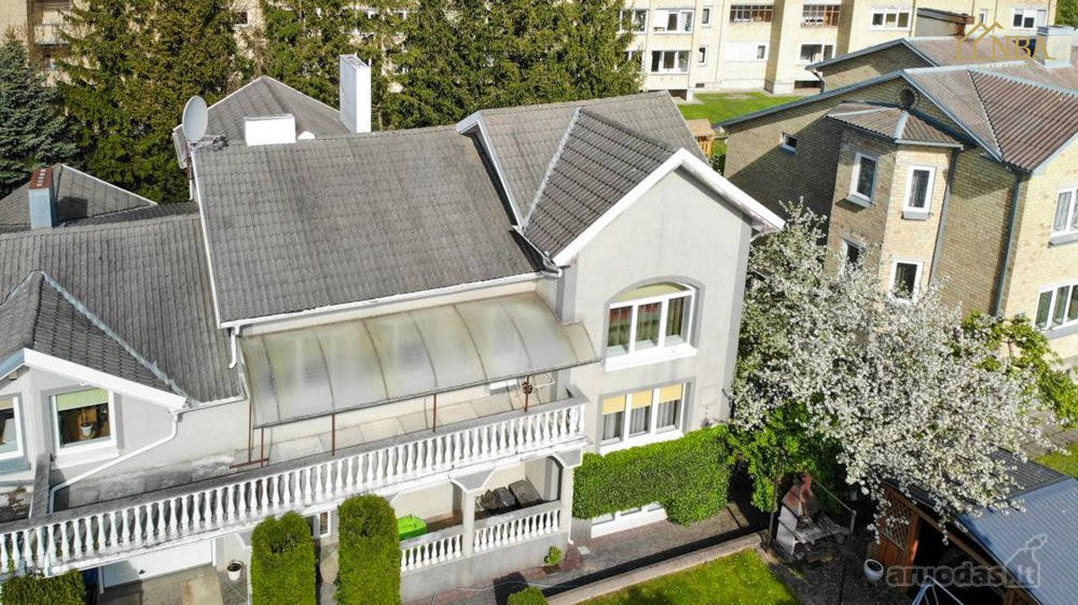 Jaukus ir erdvus namas Šiaulių miesto centre