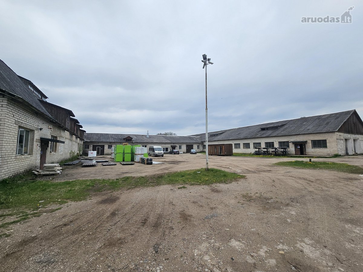 Objektui priklauso 3,06 ha žemės,randasi prie