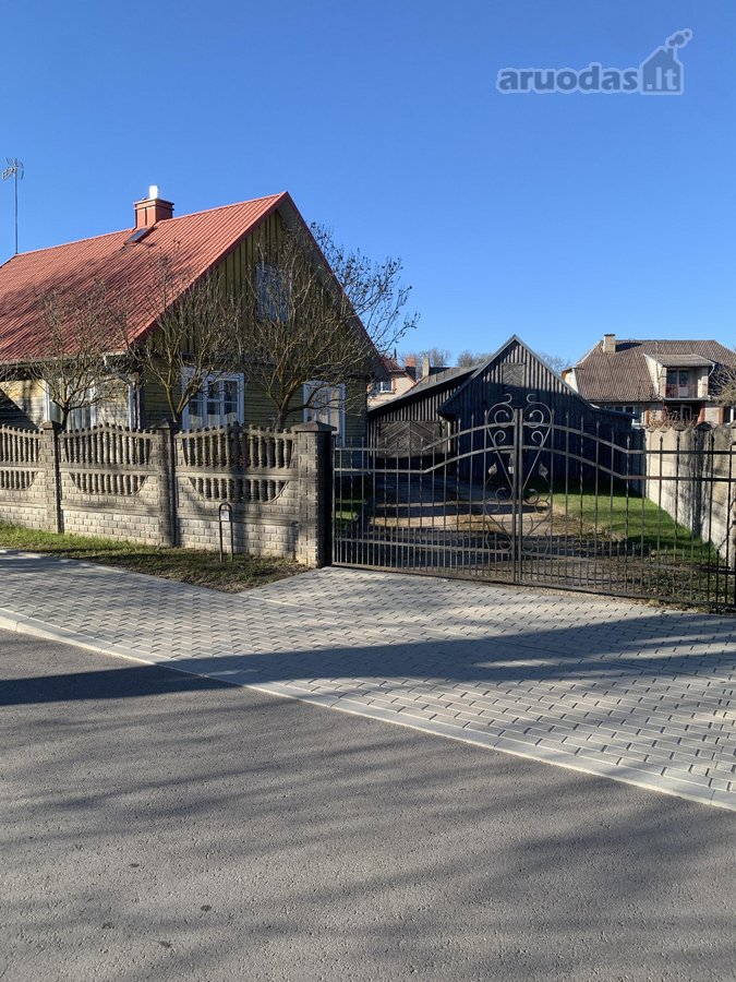Parduodamas medinis namas su garažu, rūsiu,