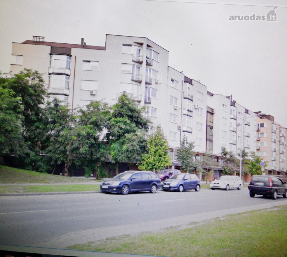 Požeminis sausas kampinis garažas . Puikiai