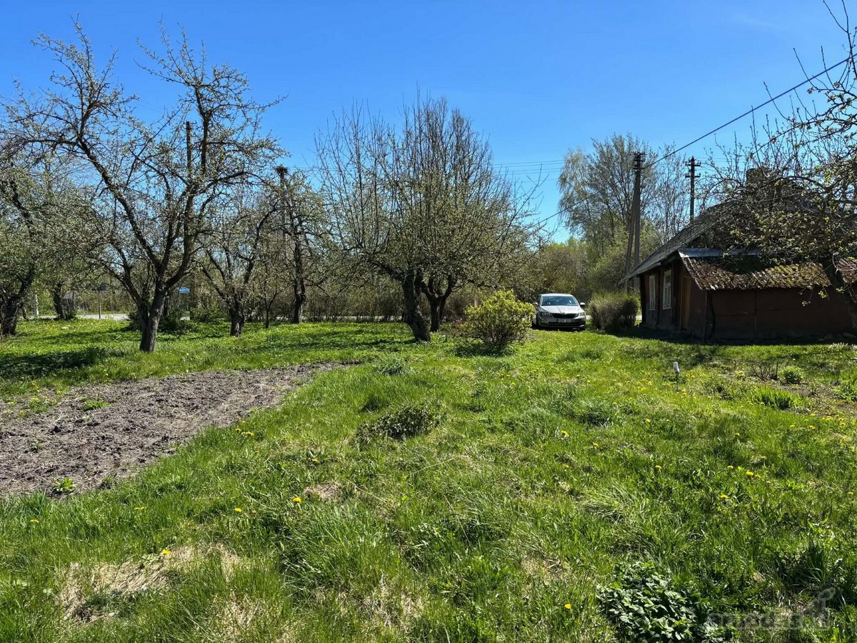 Parduodama 15 arų sodyba puikioje vietoje –