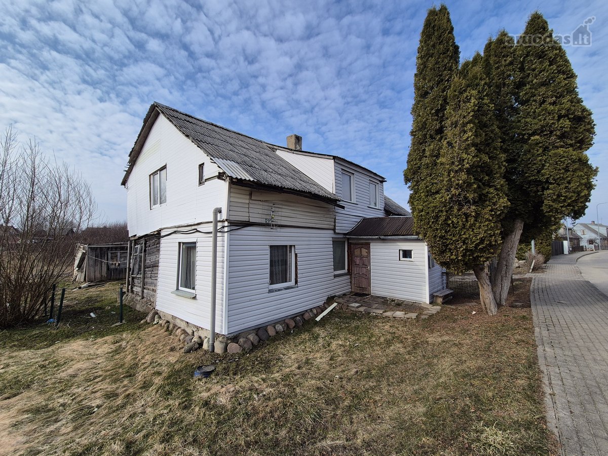 Dalis pastatų su dalimi žemės sklypo