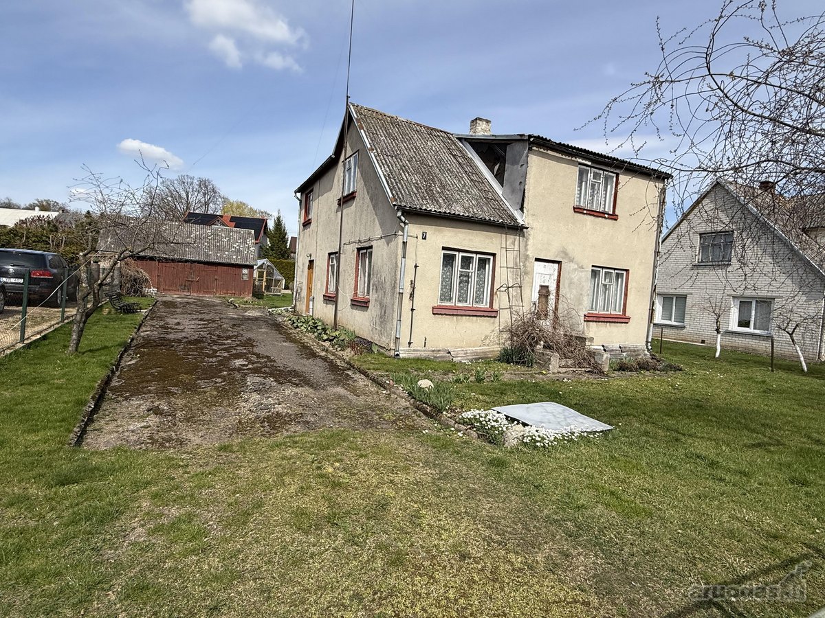 Parduodamas namas su sklypu ir kitais