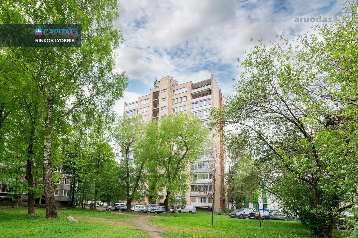 Parduodamas erdvus 3 kambarių butas su daline