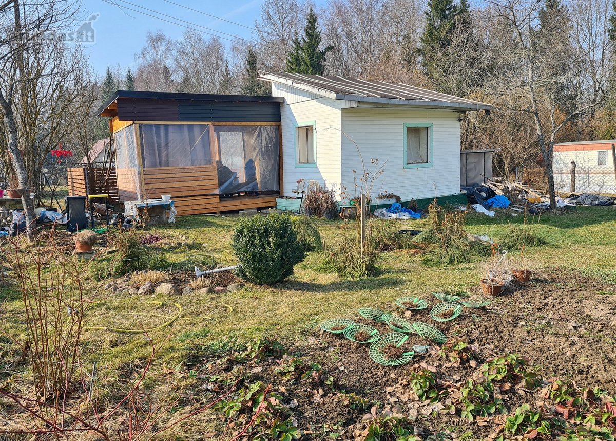 Parduodamas sklypas su sodo pastatu