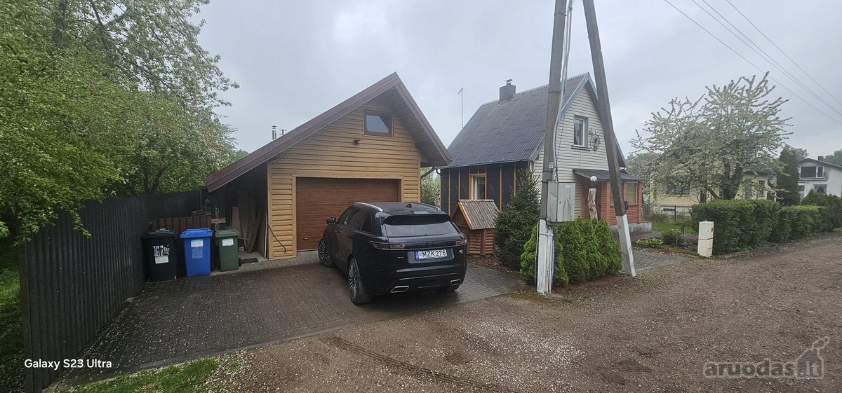 Parduodamas jaukus, šviesus, itin miškingoje