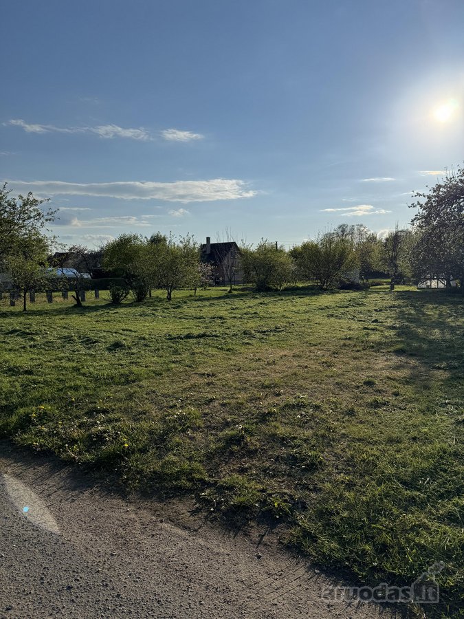 Parduodamas jaukus ir tvarkingas sklypas sodų