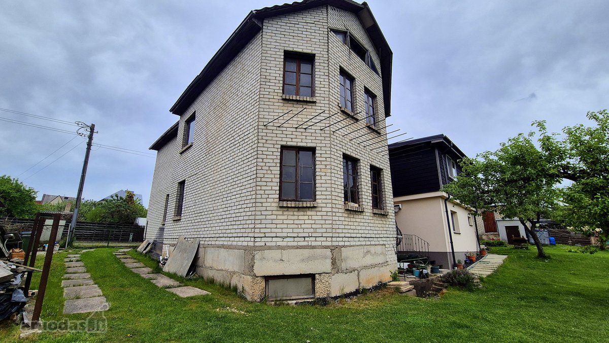 Parduodama neįrengta namo dalis su 2,50 aro