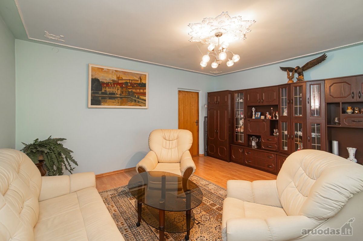 Parduodame, pusę namo - 5 kambarių butą,