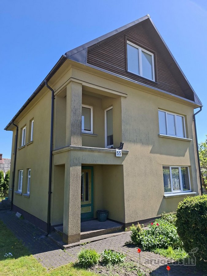 Parduodamas 220 m² mūrinis gyvenamasis namas