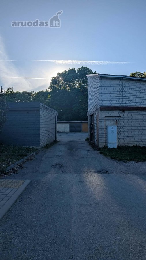 Parduodamas platėjantis garažas uždarame