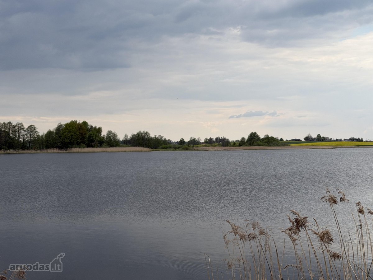 Parduodamas 53 arų sklypas prie tvenkinio.