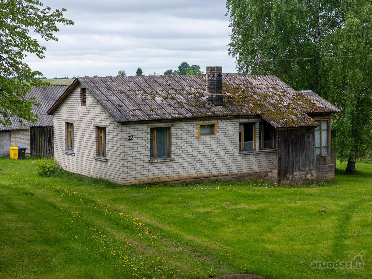 Parduodama sodyba ramioje vietoje, 9 km nuo