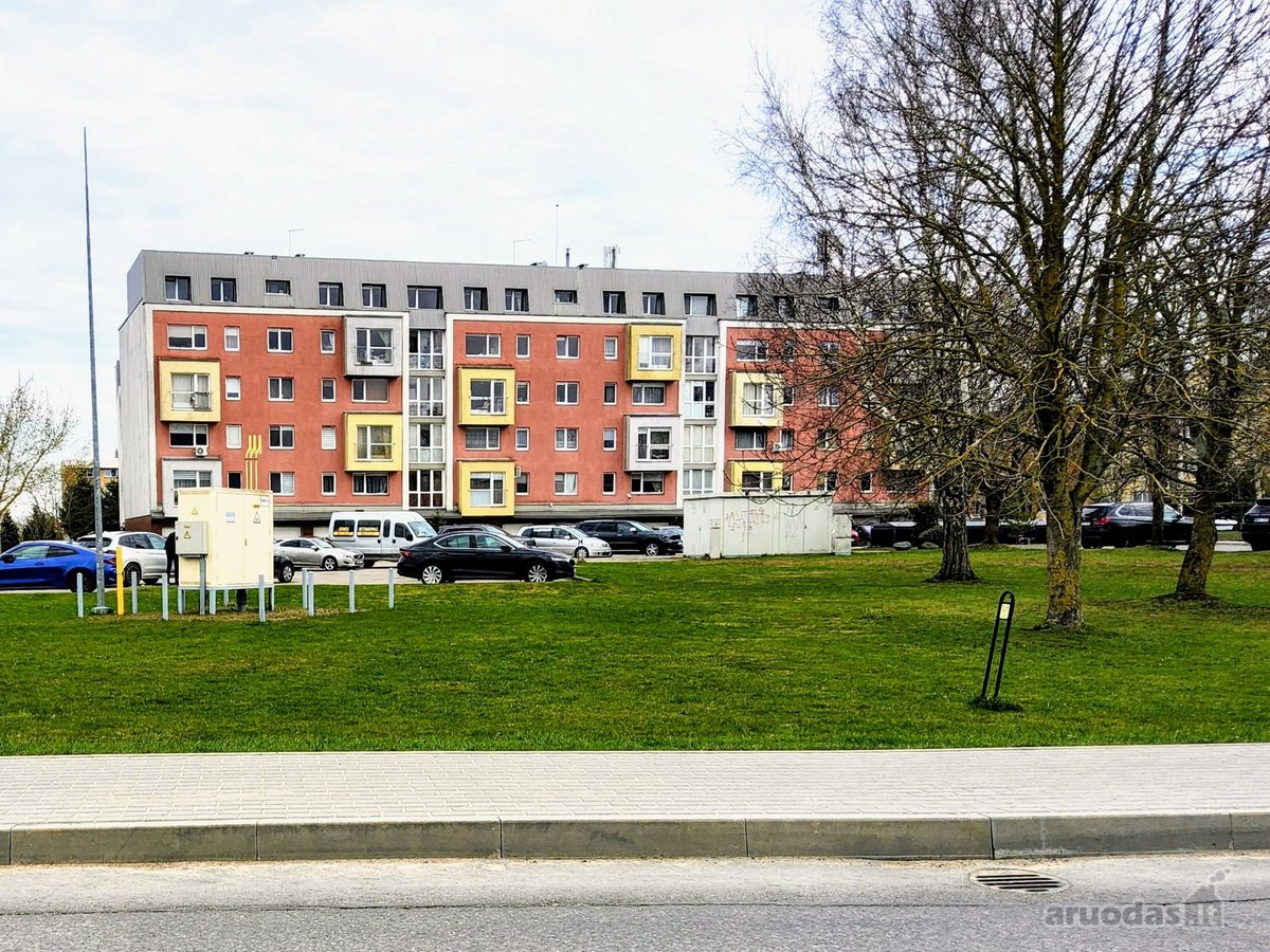 Parduodamas erdvus 57 kv.m. 2 kambarių butas